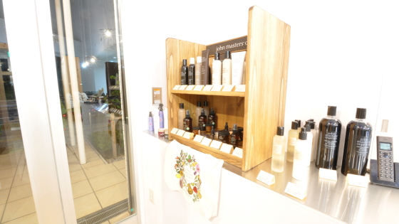 LUCE HAIR DESIGN様 店内販売商品の棚
